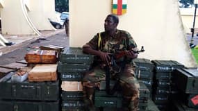 Combattant rebelle du Séléka dans la cour du palais présidentiel à Bangui. Les rebelles centrafricains qui ont renversé ce week-end le président François Bozizé se sont engagés à nommer un gouvernement de partage du pouvoir pour tenter de désamorcer les c