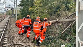 Des équipes de la SNCF mobilisées pour surveiller le réseau, recenser les dégâts, dégager les voies et réparer les caténaires.
