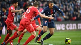 Kylian Mbappé (PSG) face au Nîmes Olympique