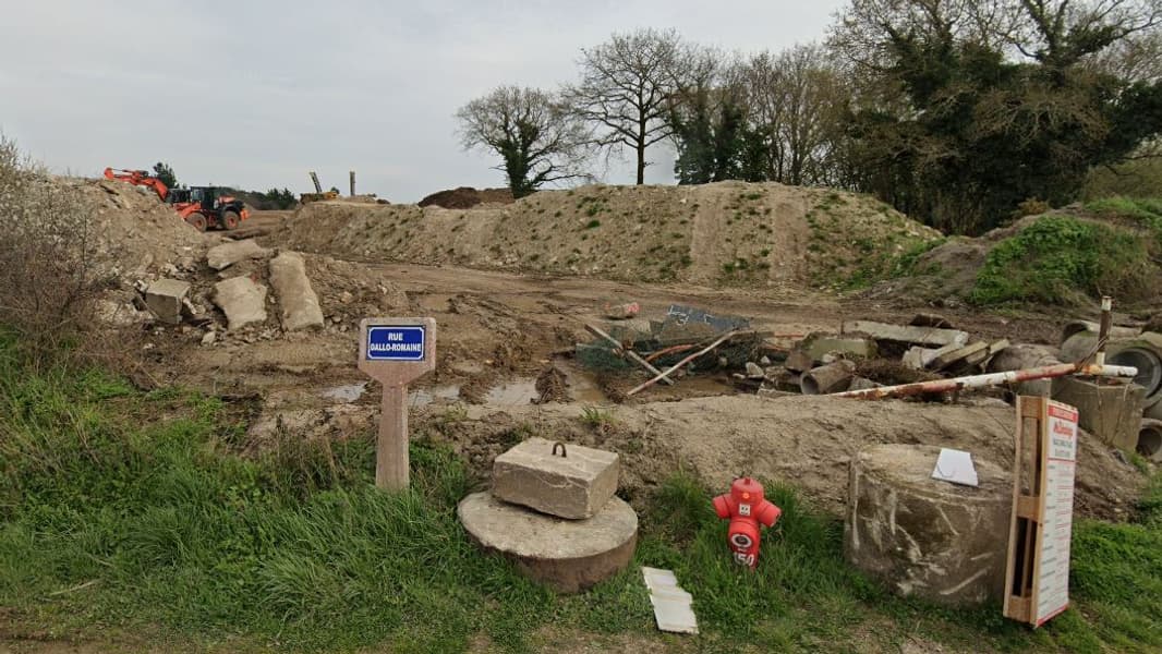 Les travaux du magasin Mr Bricolage où se trouvait les menhirs Les travaux du magasin Mr Bricolage où se trouvait les menhirs
