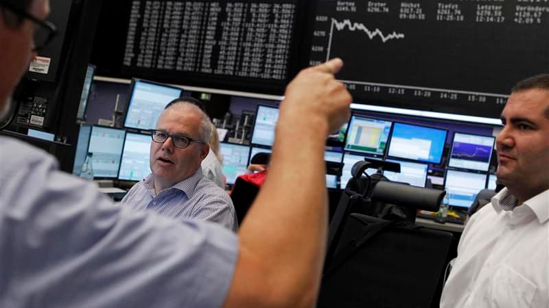 Les Bourses européennes continuent de progresser vendredi en fin de journée, dopées par les valeurs bancaires après l'accord trouvé dans la nuit entre les dirigeants de l'Union européenne sur la supervision des banques. /Photo prise le 29 juin 2012/REUTER