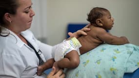 Un bébé souffrant de microcéphalie liée au virus Zika, dans un hôpital de Salvador de Bahia, au Brésil, le 28 janvier. 