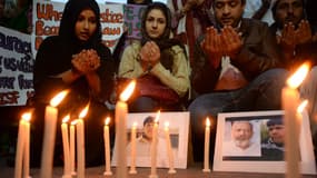 Des étudiants rendent hommage Aitzaz Hassan, l'adolescent qui s'est sacrifié pour sauver son école d'un attentat, à Karachi (Pakistan), le 12 janvier 2014.