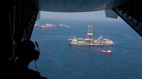 Vue aérienne du bateau de forage Discoverer Enterprise près du puits de pétrole endommagé dans le golfe du Mexique, vendredi. La tempête Bonnie ayant perdu de son intensité, BP a commencé samedi à ramener navires et ouvriers sur place, mais les travaux vi