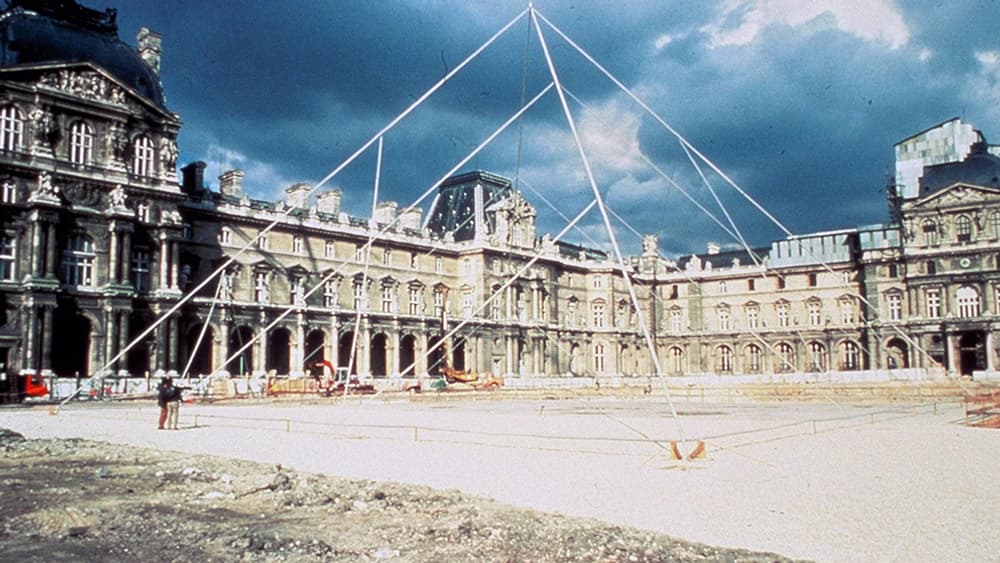 Simulation de la Pyramide dans la cour Napoléon Simulation de la Pyramide dans la cour Napoléon