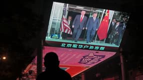 Un écran diffuse des informations sur la rencontre entre le président américain Donald Trump et le président chinois Xi Jinping en Corée du Sud, devant un centre commercial à Pékin, le 30 octobre 2025.