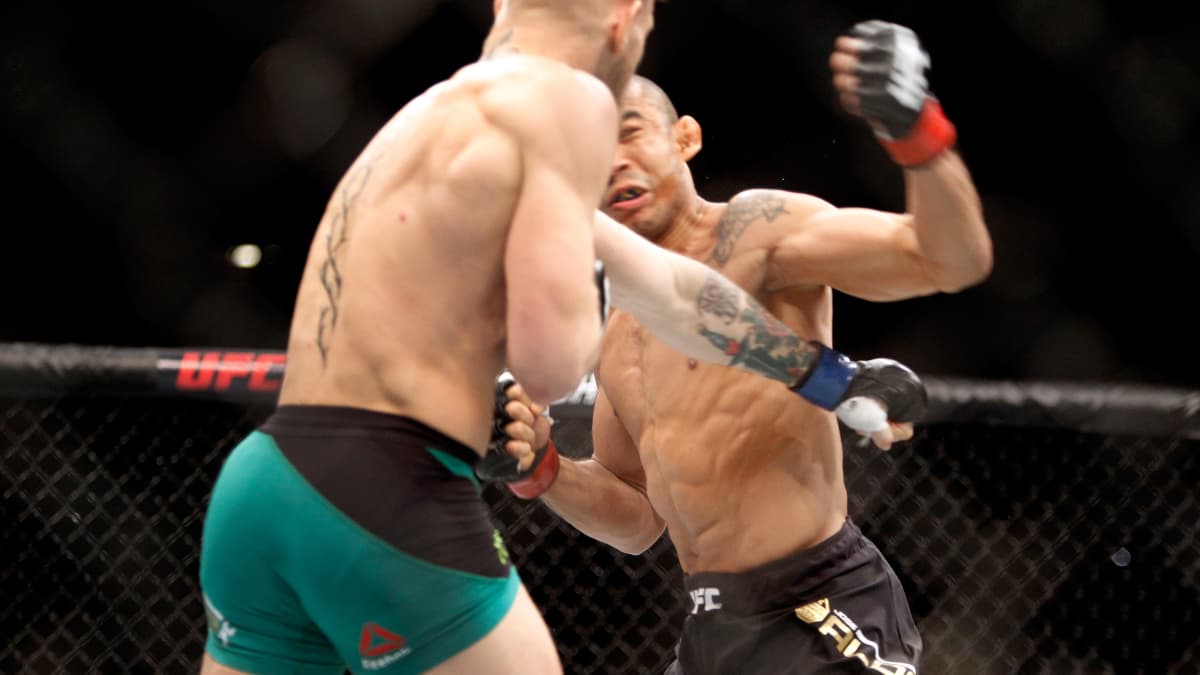 Conor McGregor (de dos) met la gauche qui terrasse José Aldo, alors invaincu depuis dix ans, en décembre 2015
