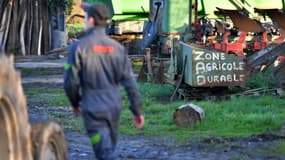 Un fermier dans l'une des fermes de la ZAD à Notre-Dame-des-Landes, le 17 janvier 2018.