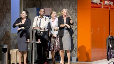 Open space, première pièce de Mathilda May, traite de l'intimité forcée au bureau qui dévoile impitoyablement les manies des uns et des autres.