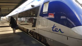 Un train circulant entre les villes de Rouen et Caen en Normandie, dans l'ouest de la France, le 24 octobre 2006.
