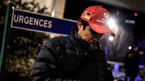 Un fan de Michael Schumacher devant le CHU de Grenoble où le pilote est hospitalisé, le 29 décembre 2013.