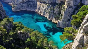 Drôle de surprise mercredi pour les randonneurs et joggeurs dans les calanques de Marseille, où ils ont pu croiser un homme vêtu d'un scaphandre d'entraînement développé pour les astronautes - Mercredi 20 janvier 2016