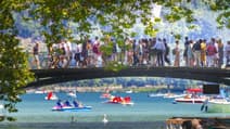 Des touristes sur le pont des amours à Annecy, le 2 août 2024 (image d'illustration)