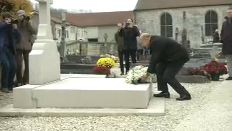 Alain Juppé en visite à Colombey-les-Deux-Eglises, le 25 novembre 2016.