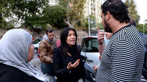 Samia Gahli devant un bureau de vote, dimanche. On lui a reproché d'avoir organisé un service de transports pour aller voter.