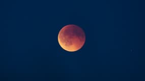 Éclipse lunaire totale et lune rouge à Koege, au Danemark, le dimanche 7 septembre 2025.