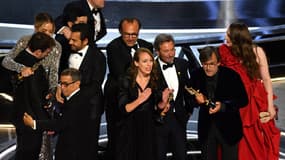 L'équipe du film "Coda" recevant son Oscar du meilleur long-métrage