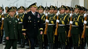 Revue des troupes chinoises par le général américain Raymond Odierno, le 21 février 2014