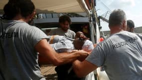 Josepha, une Camerounaise survivante d'un naufrage au large de la Libye, est débarquée sur une civière du bateau de l'ONG espagnole Proactiva Open Arms, le 21 juillet 2018 à Palma de Majorque, aux Iles Baléares