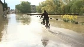 Un habitant de Tonnerre (Yonne), l'un des villages les plus touchés par les inondations dans ce département, lundi 6 mai.