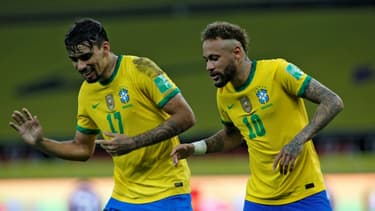 Neymar (d) célèbre son but sur penalty pour le Brésil contre l'Equateur en compagnie de son coéquipier Lucas Paqueta, à Porto Alegre, le 4 juin 2021