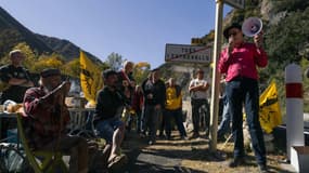 Jean Quilleret, membre du comité citoyen "Stop au massacre", s'exprime à l'aide d'un mégaphone lors d'une manifestation visant à empêcher l'abattage d'environ 80 bovins infectés par la dermatose bovine, à Thues-Entre-Valls, dans le sud-ouest de la France, le 3 novembre 2025.