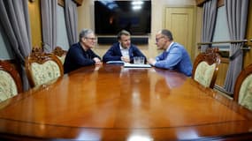Le président français Emmanuel Macron, le Premier ministre britannique Keir Starmer et le chancelier allemand Friedrich Merz à bord d'un train à destination de l'Ukraine, le 9 mai 2025.