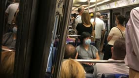 La règle d'un siège sur deux était peu respectée dans le métro parisien.