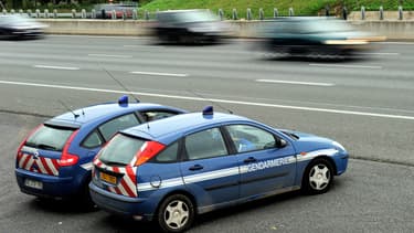 Une patrouille de gendarmerie sur l'autoroute.