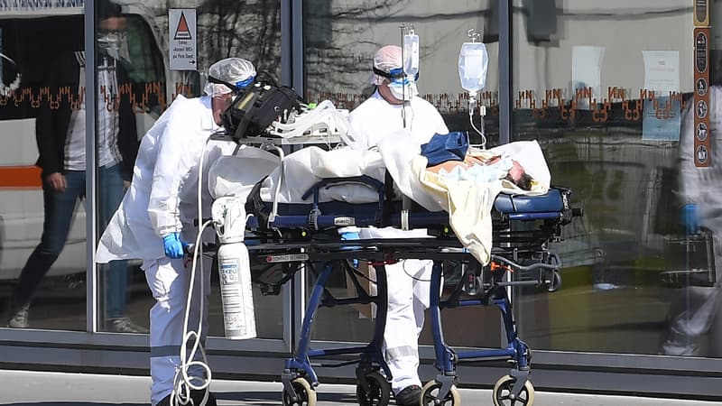 Des médecins qui escortent un patient à Strasbourg, en mars 2020.
