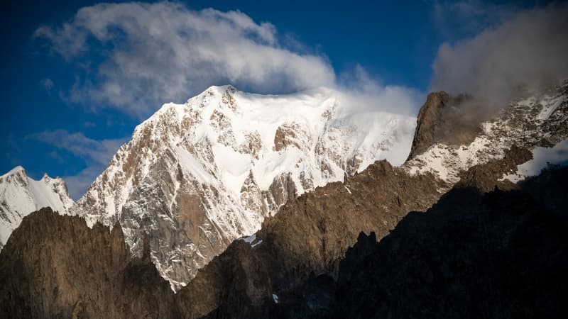 Le sommet du Mont blanc, derrière les nuages, depuis Courmayeur, en Italie, le 6 août 2021.