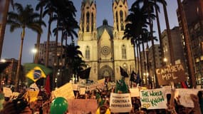 Des milliers de personnes se sont rassemblées mardi à Sao Paulo. Les manifestations, qui se sont également poursuivies à Rio de Janeiro, agrègent les récriminations d'une partie de la population choquée par le budget consacré à la construction des infrast