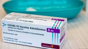 Une boîte du vaccin AstraZeneca, le 12 février 2021 à Halle, en Allemagne