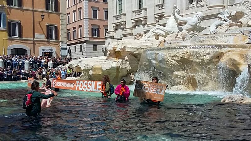 Italie: des militants écologistes noircissent l'eau de la fontaine de Trevi à Rome