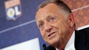 Jean-Michel Aulas, le président de l'Olympique lyonnais, doit amèrement rgretter l'élimination de son équipe en Ligue des champions.