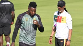 André Onana et le sélectionneur Rigobert Song à l'entraînement avec le Cameroun.