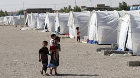 Camp de réfugiés syriens dans la province irakienne d'Anbar. Plus de 200.000 réfugiés syriens ont été recensés dans quatre pays voisins de la Syrie, selon le Haut commissariat de l'Onu pour les réfugiés. /Photo prise le 15 août 2012/REUTERS/Ali al-Mashhad