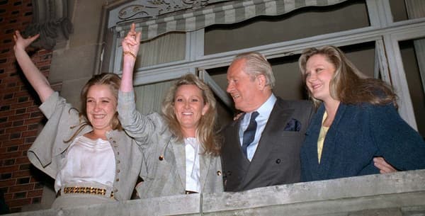 Jean-Marie Le Pen et ses trois filles en 1988 : Marine, qui l'a évincé du parti, Marie-Caroline, qu'il a répudié en 1998 et Yann, la mère de Marion Maréchal-Le Pen.