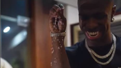 Vinicius sale sa viande dorée Vinicius sale sa viande dorée
