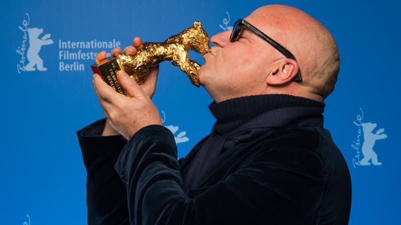 Le cinéaste italien Gianfranco Rosi embrasse son Ours d'or du meilleur film du festival de cinéma de Berlin, qui lui a été attribué samedi pour son documentaire "Fuocoammare".