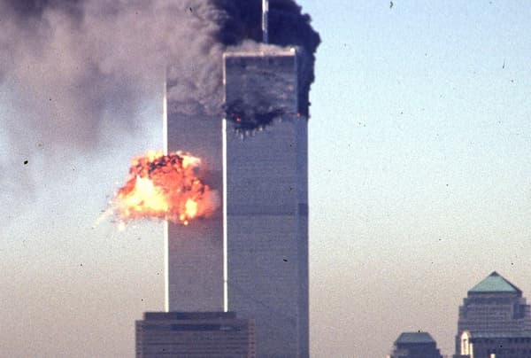 Dix-sept minutes après le crash d'un Boeing 767 sur la Tour Nord du World Trade Center, un deuxième avion s'écrase cette fois-ci sur la Tour Sud.