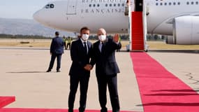 Le président français Emmanuel Macron est accueilli par son homologue algérien Abdelmadjid Tebboune à l'aéroport d'Alger le 25 août 2022.
