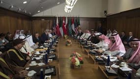 Le président américain Barack Obama (centre gauche) parle avec l'émir du Koweit Sheikh Sabah al-Ahmed al-Jaber al-Sabah avant le début d'une rencontre avec des dirigeants des pays du Golfe, le 14 mai 2015 à Camp David