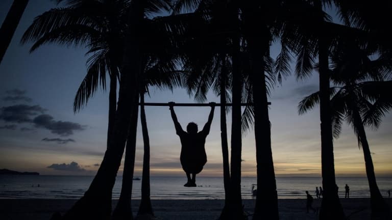 Sur une plage de l'île de Boracay, aux Philippines, en octobre 2018