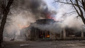 Une maison en feu après un bombardement à Severodonetsk, dans le Donbass, le 6 avril 2022