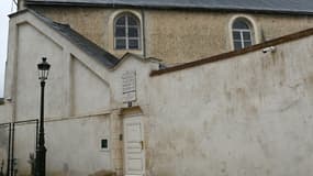 l'entrée de la synagogue d'Orléans, dans le Loiret, le 23 mars 2025