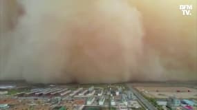 Une énorme tempête de sable engloutit une ville en Chine