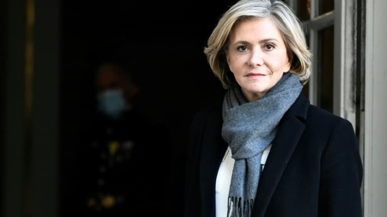 La candidate LR à la présidentielle Valérie Pécresse pose en arrivant à l'Hôtel Matignon le 28 février 2022 à Paris