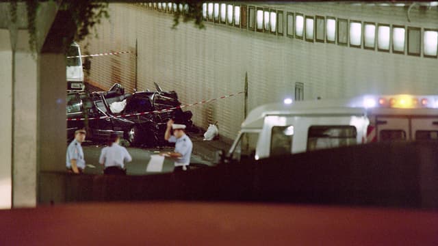 Vue de la Mercedes dans laquelle Diana a perdu la vie, après avoir percuté de plein fouet un des piliers du tunnel du Pont de l'Alma, le 31 août 1997.