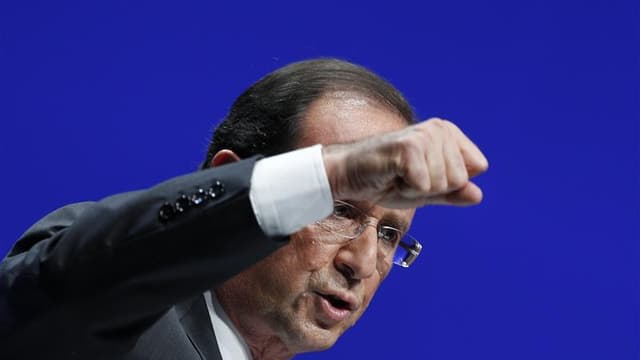 Le candidat du Parti socialiste à l'élection présidentielle François Hollande a estimé jeudi sur France Inter que les propositions du président Nicolas Sarkozy sur l'augmentation des bas salaires relevaient d'une "mystification". /Photo prise le 22 févrie